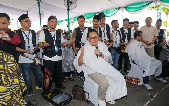 Potong Rambut Gratis di Masjid Al-Akbar, Pj Gubernur Jatim: Sambut Ramadan dengan Klimis dan Necis Potong Rambut Gratis di Masjid Al-Akbar, Pj Gubernur Jatim: Sambut Ramadan dengan Klimis dan Necis