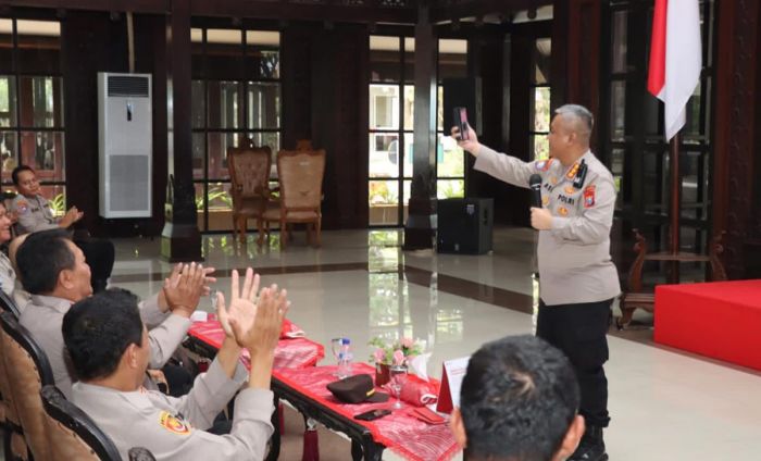 Dirbinmas Polda Jatim Beri Arahan Ratusan Bhabinkamtibmas Polres Malang Dirbinmas Polda Jatim Beri Arahan Ratusan Bhabinkamtibmas Polres Malang