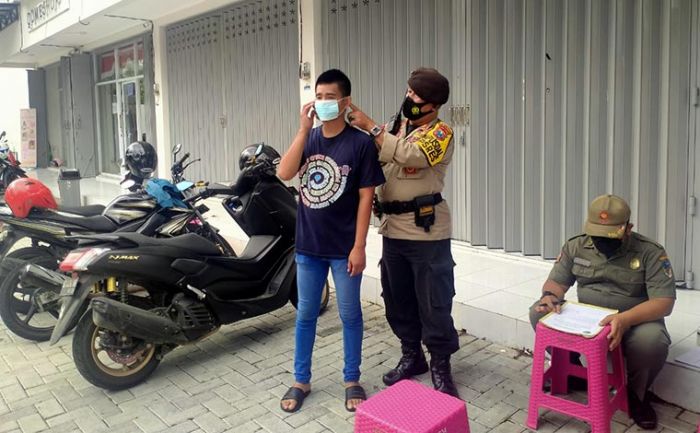 Polres Kediri Terus Laksanakan Pendisiplinan Prokes dan Bagi Masker ke Masyarakat