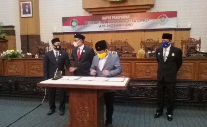 Dewan dan Bupati Banyuwangi Tanda Tangani Nota Kesepakatan KUA PPAS 2021 Dewan dan Bupati Banyuwangi Tanda Tangani Nota Kesepakatan KUA PPAS 2021