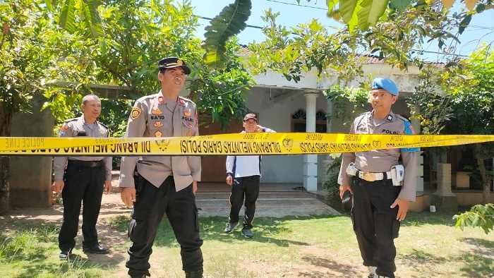 Diduga Korban Pembunuhan, Ditemukan Mayat Dikubur di Belakang Rumah Warga Diduga Korban Pembunuhan, Ditemukan Mayat Dikubur di Belakang Rumah Warga
