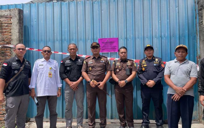 Kejari Tuban Sita Aset Gudang Produksi Rokok Ilegal di Kudus Kejari Tuban Sita Aset Gudang Produksi Rokok Ilegal di Kudus