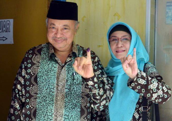 Dua Kepala Daerah di Kota dan Kabupaten Mojokerto Ikut Nyoblos Dua Kepala Daerah di Kota dan Kabupaten Mojokerto Ikut Nyoblos