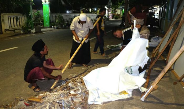 Dukungan Terus Dikobarkan, Warga Perbaiki Baliho Gus Ipul-Mas Adi yang Dirusak Dukungan Terus Dikobarkan, Warga Perbaiki Baliho Gus Ipul-Mas Adi yang Dirusak