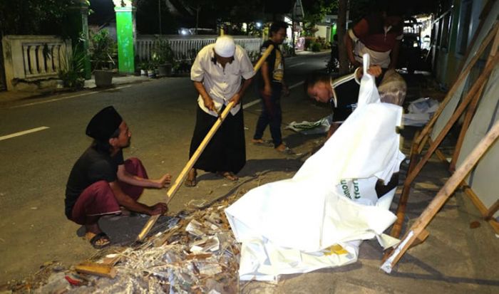 Dukungan Terus Dikobarkan, Warga Perbaiki Baliho Gus Ipul-Mas Adi yang Dirusak