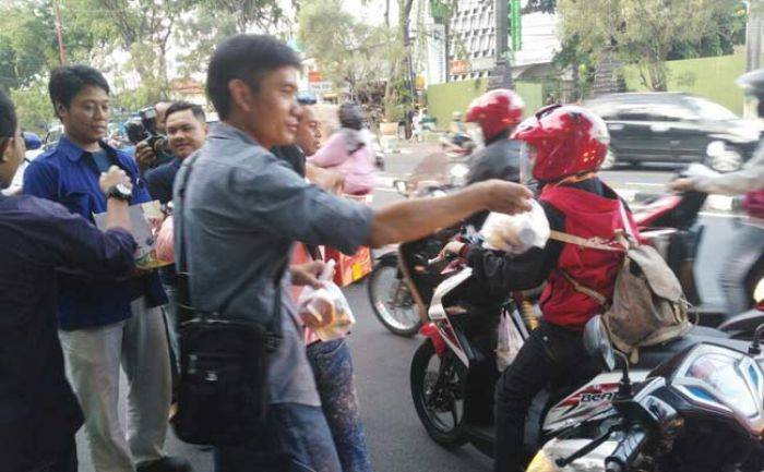 Setiap Ramadhan, PWI Sidoarjo dan Forwas Istiqomah Berbagi Takjil Setiap Ramadhan, PWI Sidoarjo dan Forwas Istiqomah Berbagi Takjil