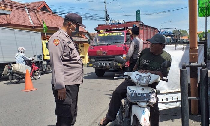 Operasi Yustisi Prokes di Krembung Sidoarjo, 6 Orang Disanksi Tipiring Operasi Yustisi Prokes di Krembung Sidoarjo, 6 Orang Disanksi Tipiring