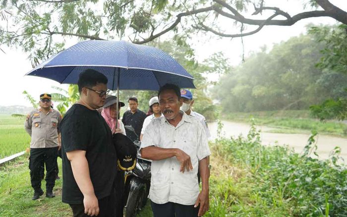 Di Bawah Guyuran Hujan, Bupati Kediri Tinjau Aliran Sungai di Kunjang