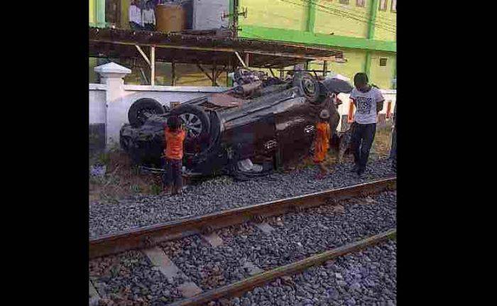 Terobos Lintasan, Avanza di Lamongan Jungkir Balik Terobos Lintasan, Avanza di Lamongan Jungkir Balik