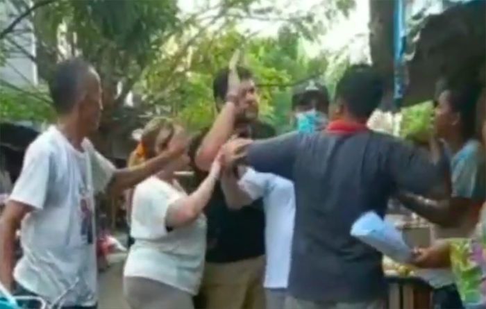 3 Bule Nyaris Dimassa Karena Tertangkap Tangan Curi Buah dan Uang di Pasar Besar Pasuruan 3 Bule Nyaris Dimassa Karena Tertangkap Tangan Curi Buah dan Uang di Pasar Besar Pasuruan