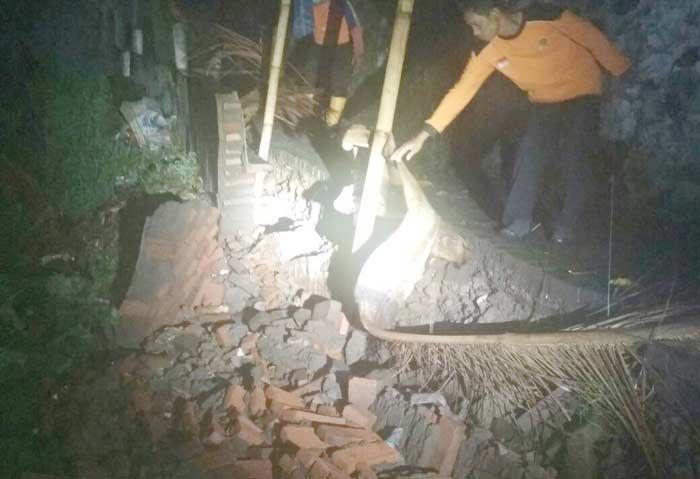 Akibat Curah Hujan Tinggi, Tembok Jalan Kampung Ambrol Akibat Curah Hujan Tinggi, Tembok Jalan Kampung Ambrol