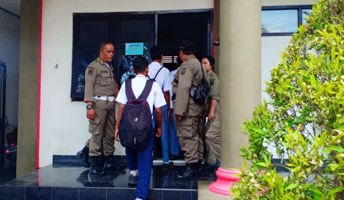 Bolos Sekolah di Hari Guru, Puluhan Siswa di Blitar Terjaring Razia Satpol PP Bolos Sekolah di Hari Guru, Puluhan Siswa di Blitar Terjaring Razia Satpol PP