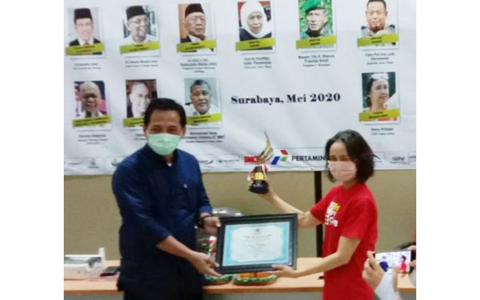 Nany Widjaja Terima PWI Jatim Award 2020 sebagai Tokoh Pers