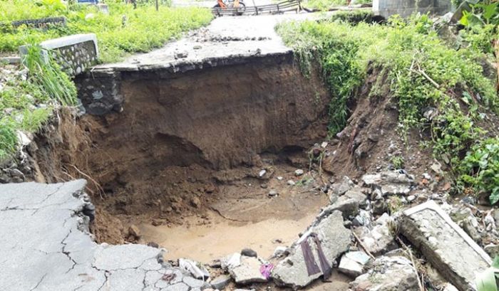 Bahayakan Pengguna Jalan, Warga dan Muspika Puncu Kediri Gelar Kerja Bakti Pasca Banjir Bandang Bahayakan Pengguna Jalan, Warga dan Muspika Puncu Kediri Gelar Kerja Bakti Pasca Banjir Bandang