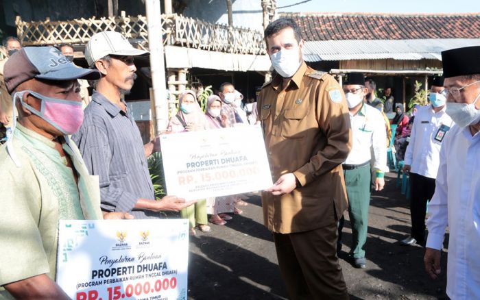 Baznas Jatim dan Pemkot Probolinggo Bagikan Bantuan Properti Duafa dan Modal UMKM Baznas Jatim dan Pemkot Probolinggo Bagikan Bantuan Properti Duafa dan Modal UMKM