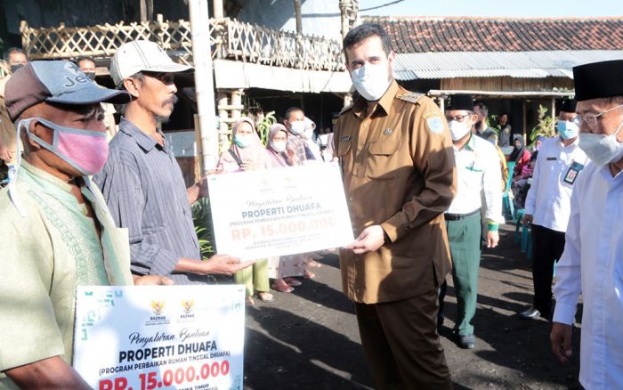 Baznas Jatim dan Pemkot Probolinggo Bagikan Bantuan Properti Duafa dan Modal UMKM