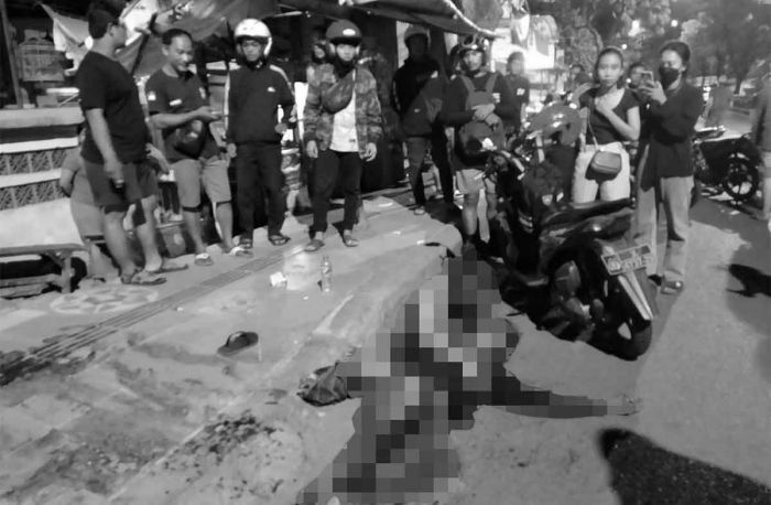 Pengeroyokan di Surabaya, Korban Dilarikan ke RSUD Dr Soetomo Pengeroyokan di Surabaya, Korban Dilarikan ke RSUD Dr Soetomo