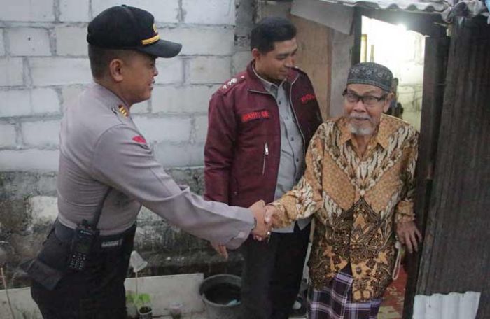 Kapolres Gresik Bantu Bangunkan Rumah Warga Tak Mampu Kapolres Gresik Bantu Bangunkan Rumah Warga Tak Mampu