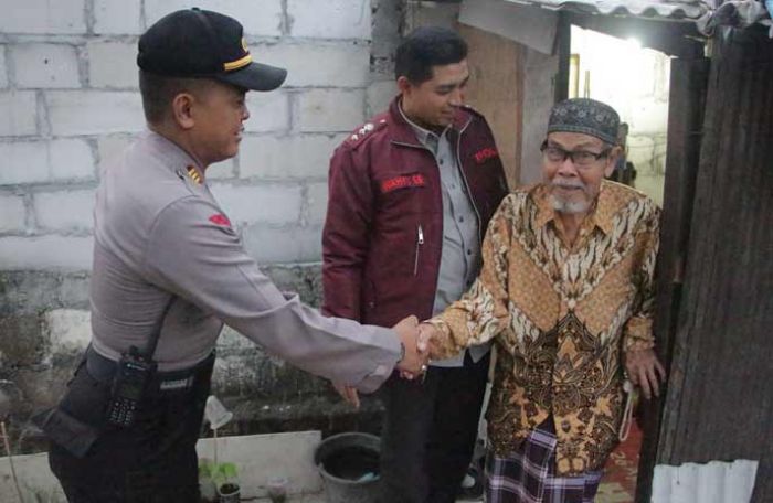 Kapolres Gresik Bantu Bangunkan Rumah Warga Tak Mampu