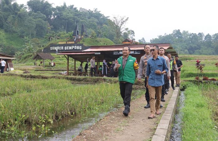 Pastikan Wisatawan Aman, Kapolres Mojokerto Pantau Langsung Objek Wisata Trawas di Libur Lebaran