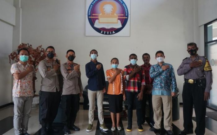 Polres Tanjung Perak Kunjungan Silaturahmi dan Bagikan Paket Sembako di STTIA Polres Tanjung Perak Kunjungan Silaturahmi dan Bagikan Paket Sembako di STTIA
