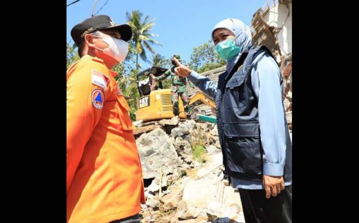 Gubernur Khofifah Naik Motor 4 Km, Tinjau Korban Gempa di Lumajang Gubernur Khofifah Naik Motor 4 Km, Tinjau Korban Gempa di Lumajang