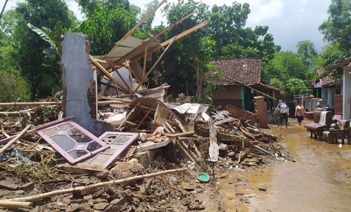 Cerita Korban Banjir Bandang di Jombang: Saat Salat, Tiba-Tiba Terdengar Suara Seperti Gemuruh Ombak Cerita Korban Banjir Bandang di Jombang: Saat Salat, Tiba-Tiba Terdengar Suara Seperti Gemuruh Ombak