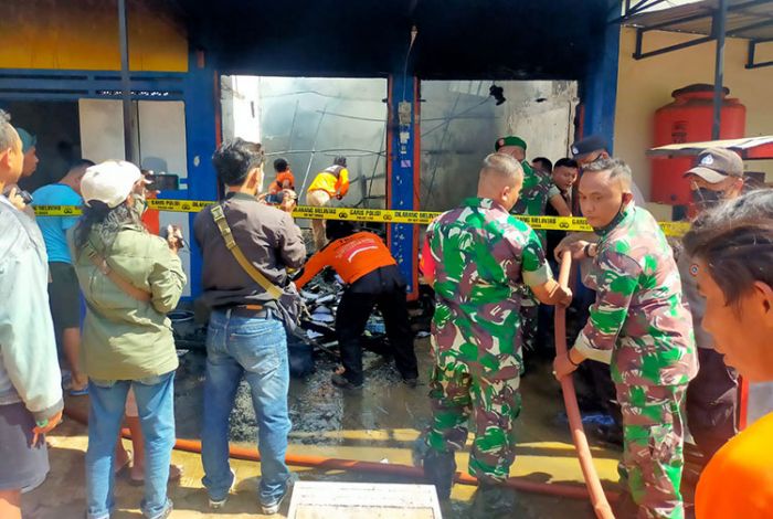 Kios Pasar di Ngawi Ludes Dilalap Si Jago Merah Kios Pasar di Ngawi Ludes Dilalap Si Jago Merah