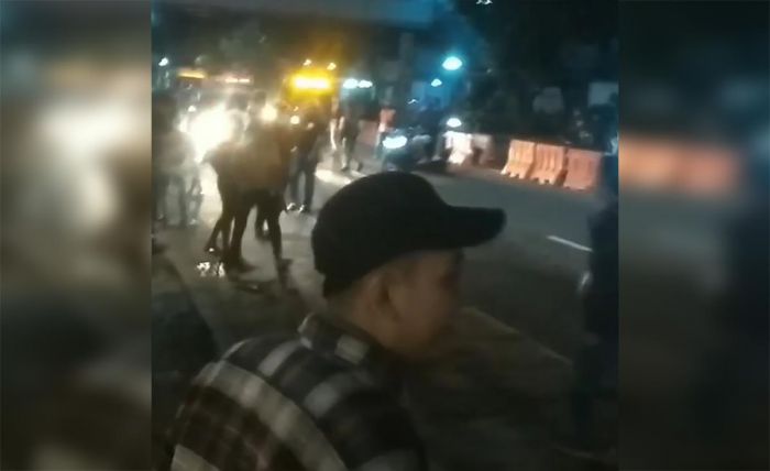 Gerombolan Remaja Tawuran di Depan McD Basrah, Satu Orang Diamankan Gerombolan Remaja Tawuran di Depan McD Basrah, Satu Orang Diamankan