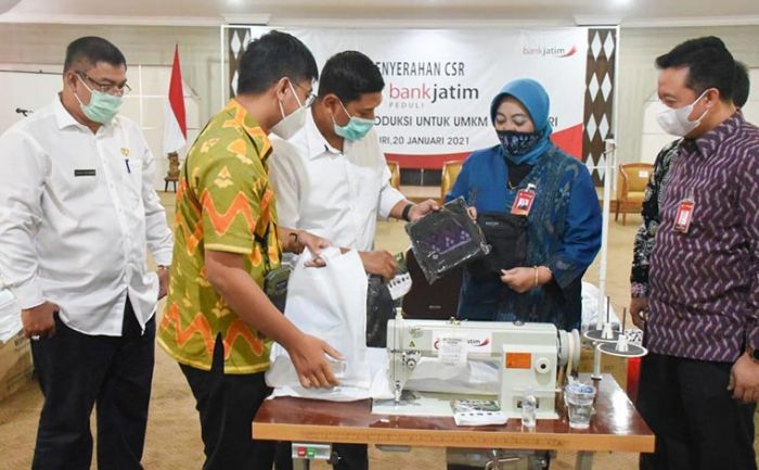 Wali Kota Kediri Harapkan Produktivitas UMKM Meningkat dengan Bantuan Alat dari CSR Bank Jatim Wali Kota Kediri Harapkan Produktivitas UMKM Meningkat dengan Bantuan Alat dari CSR Bank Jatim
