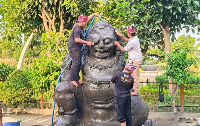 Akhir Bulan Suro, Arca Totok Kerot di Kediri Dijamas Air dari 7 Sumber dan Harum Bunga Melati