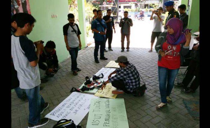 AJI Bojonegoro Kecam Tindakan Kekerasan oleh Oknum TNI AD Terhadap Jurnalis di Madiun AJI Bojonegoro Kecam Tindakan Kekerasan oleh Oknum TNI AD Terhadap Jurnalis di Madiun