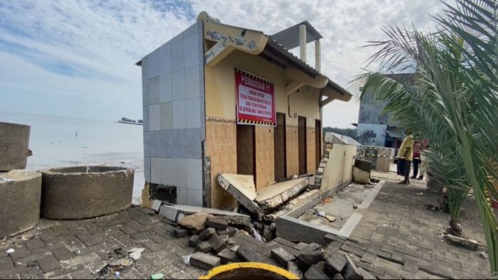 Gelombang Tinggi Pantai Utara Tuban Selama Sepekan Akibatkan MCK Warga Sidomulyo Rusak Parah Gelombang Tinggi Pantai Utara Tuban Selama Sepekan Akibatkan MCK Warga Sidomulyo Rusak Parah