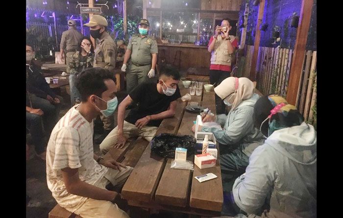 Razia Prokes Kafe di Gresik, 1 Pengunjung Reaktif Razia Prokes Kafe di Gresik, 1 Pengunjung Reaktif