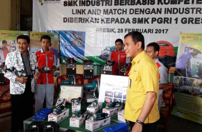 Peduli Masa Depan Lulusan SMK, Petrokimia Gresik Serahkan Bantuan Peralatan Workshop Pengelasan Peduli Masa Depan Lulusan SMK, Petrokimia Gresik Serahkan Bantuan Peralatan Workshop Pengelasan