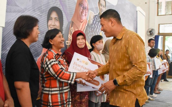 Bagikan Bantuan Modal DBHCHT Tahun 2023, Wali Kota Kediri Harap UMKM Berkembang Lebih Besar Bagikan Bantuan Modal DBHCHT Tahun 2023, Wali Kota Kediri Harap UMKM Berkembang Lebih Besar