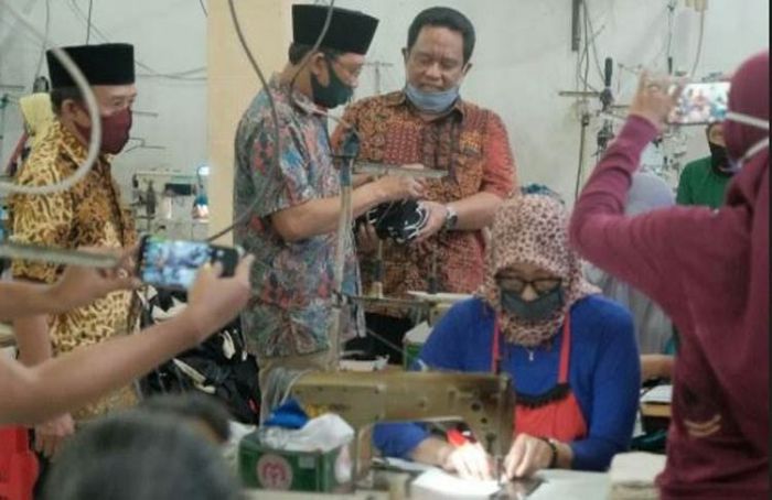 Ketua DPRD Pasuruan Sidak UMKM Pembuatan Masker Ketua DPRD Pasuruan Sidak UMKM Pembuatan Masker