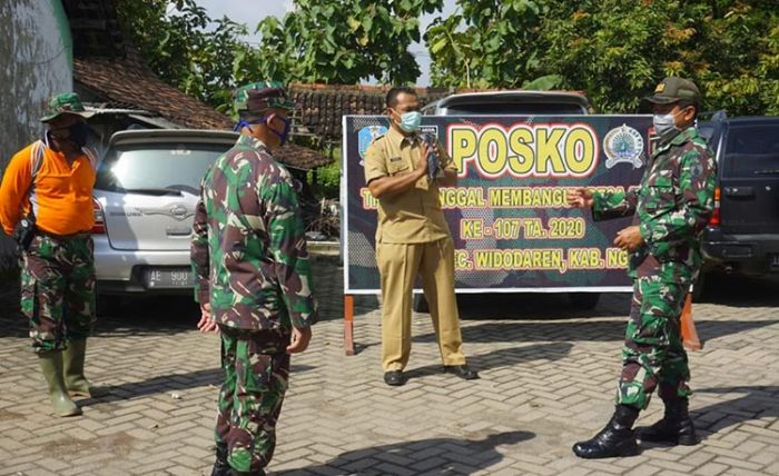 Dandim Ngawi Sambangi Posko TMMD, Ajak Kades Bersama Warga Cegah Corona