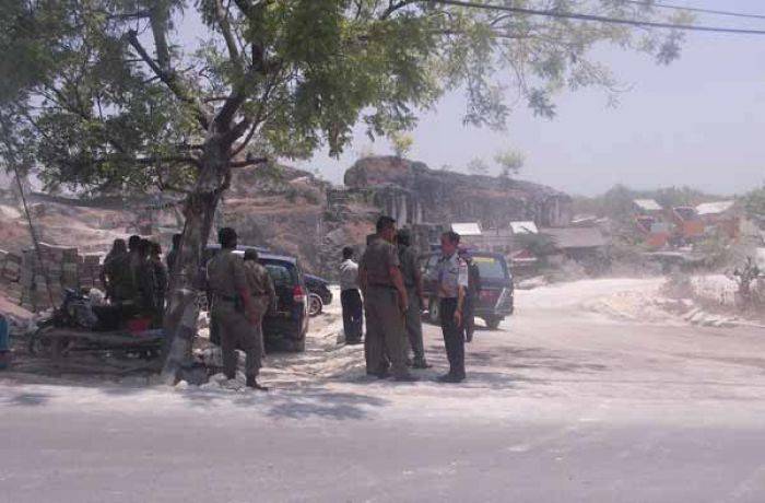 Bikin Polusi, Satpol PP Lamongan Desak Truk Muatan Kapur Gunakan Penutup Bikin Polusi, Satpol PP Lamongan Desak Truk Muatan Kapur Gunakan Penutup