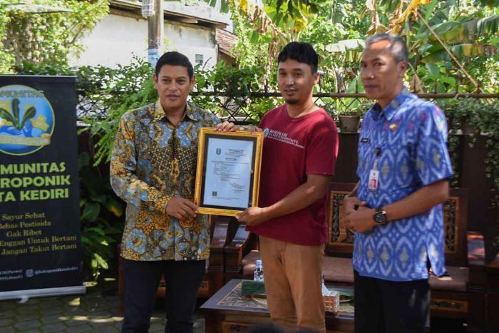 Wali Kota Kediri Serahkan Sertifikat Prima 3 Kepada Kohikari Wali Kota Kediri Serahkan Sertifikat Prima 3 Kepada Kohikari