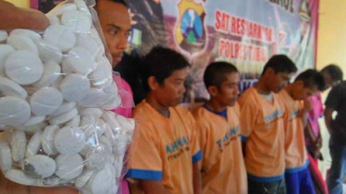 2 Minggu, 6 Pengedar Pil Koplo di Tuban Dibekuk 2 Minggu, 6 Pengedar Pil Koplo di Tuban Dibekuk