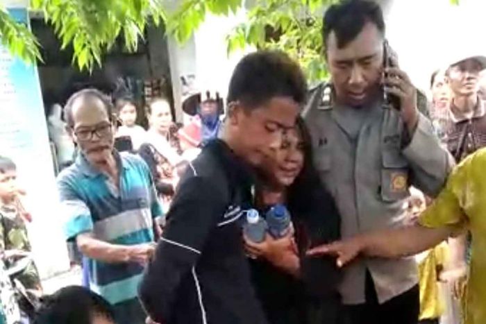 Ngutil Rokok, Sejoli di Tuban Ditangkap Warga Ngutil Rokok, Sejoli di Tuban Ditangkap Warga
