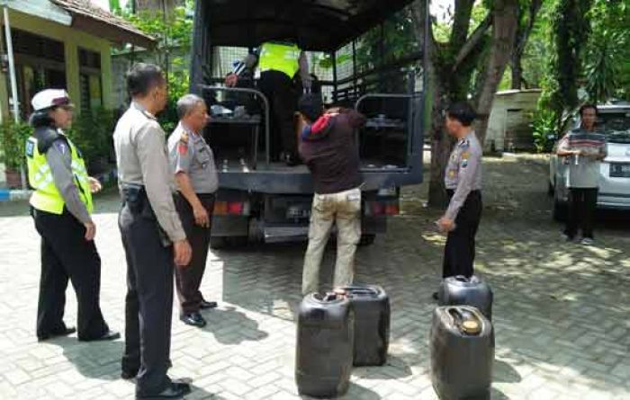 Bawa Tujuh Jerigen Minyak Ilegal, Warga Kedewan Bojonegoro Dicokok Polisi Bawa Tujuh Jerigen Minyak Ilegal, Warga Kedewan Bojonegoro Dicokok Polisi