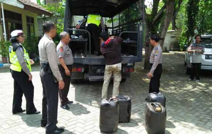 Bawa Tujuh Jerigen Minyak Ilegal, Warga Kedewan Bojonegoro Dicokok Polisi