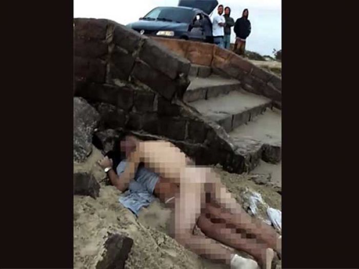 Kelelahan Usai Zina di Pantai, Pasangan Ini Tertidur Dalam Keadaan Telanjang