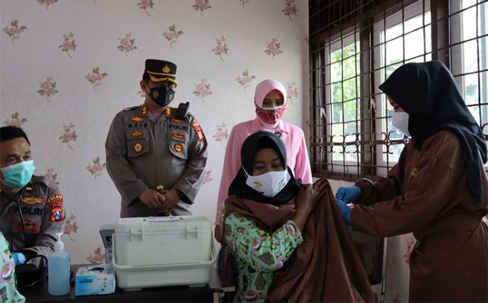Kapolres Gresik dan Istrinya Pantau Vaksinasi Booster di SLB Kemala Bhayangkari