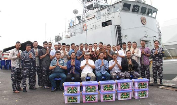 Kunker ke KRI Pandrong-801, Danguspurla Koarmada II Berikan Bingkisan Lebaran