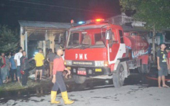 Ditinggal Pergi, Toko Perabotan di Plosoklaten Kediri Ludes Dilalap Si Jago Merah Ditinggal Pergi, Toko Perabotan di Plosoklaten Kediri Ludes Dilalap Si Jago Merah
