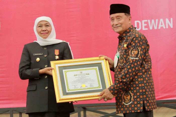 Gubernur Khofifah Terima Penghargaan ​dan Pin 9 Windu Kemerdekaan RI dari DHD PK 45