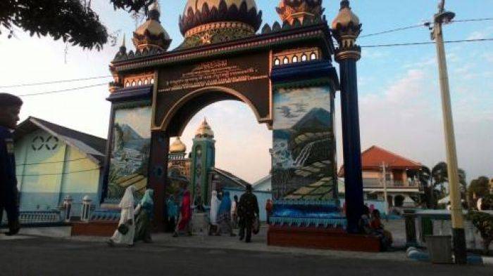 Kyai Muchtar Sakit, Jamaah Shiddiqiyyah Pilih Sholat Idul Adha di Hari Kedua Kyai Muchtar Sakit, Jamaah Shiddiqiyyah Pilih Sholat Idul Adha di Hari Kedua